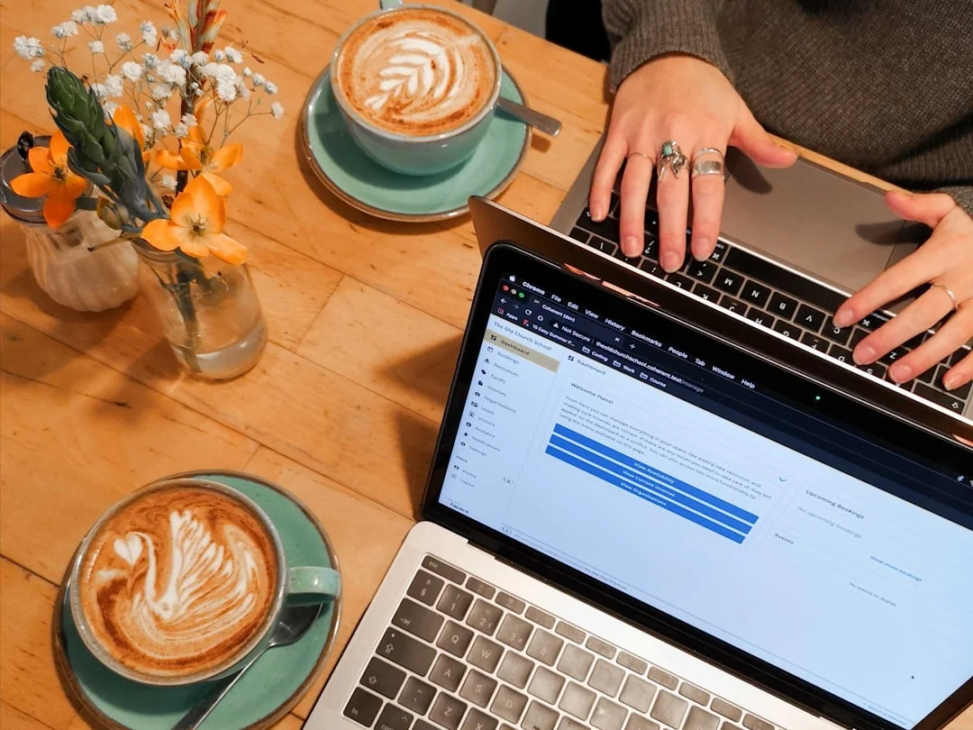 Analyse commerciale ciblée avec graphiques et diagrammes sur un ordinateur portable dans un environnement de bureau moderne.